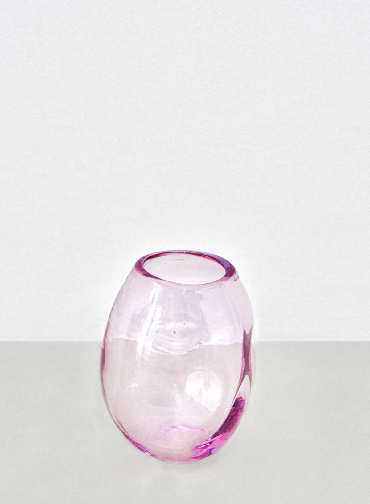 addled_vase_strawberry_sm_0.webp SUSAN BIJL Addled Vase Strawberry, SMALL< Keuken & Tafelaankleding