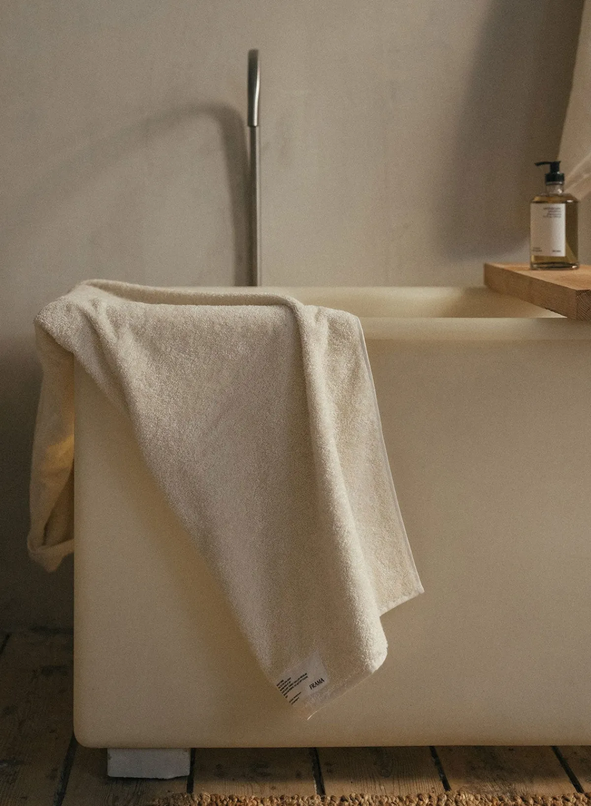 bath_sheet_in_bone_white__1.webp SUSAN BIJL Bath Sheet In Bone White, Heavy< Textiel