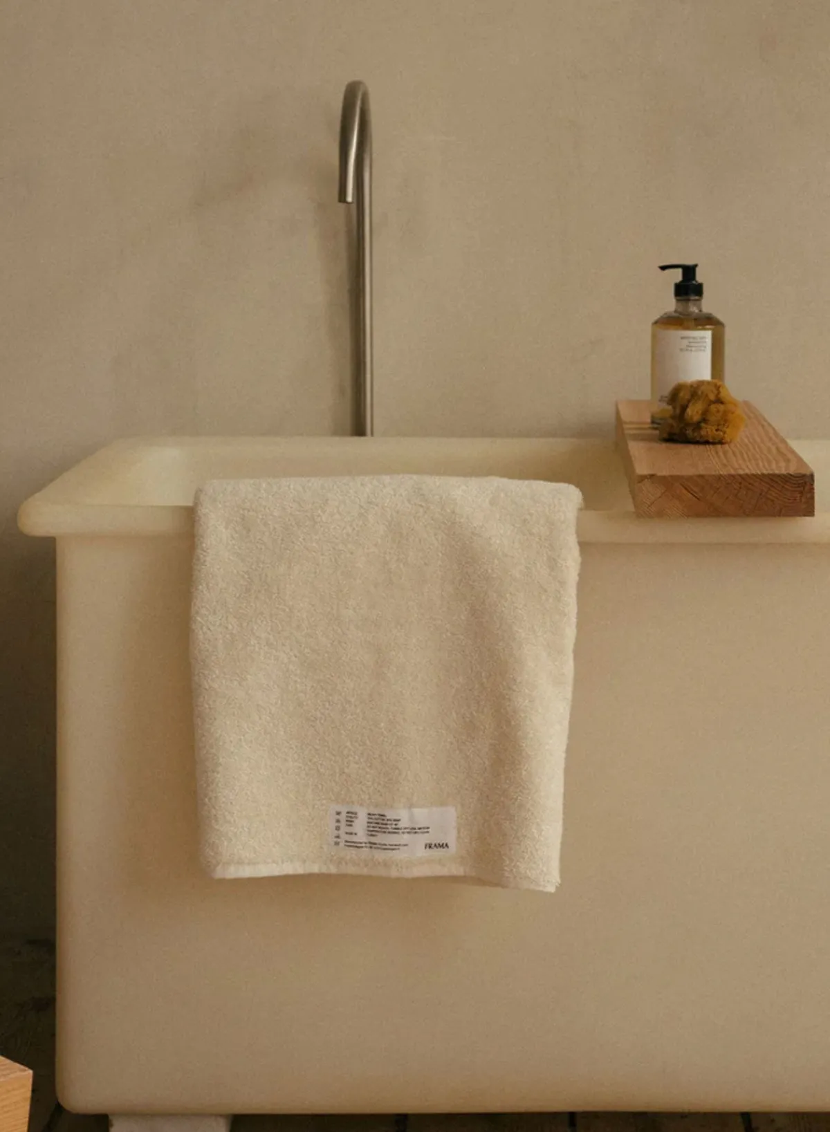 bath_towel_in_bone_white__0.webp SUSAN BIJL Bath Towel In Bone White, Heavy< Textiel