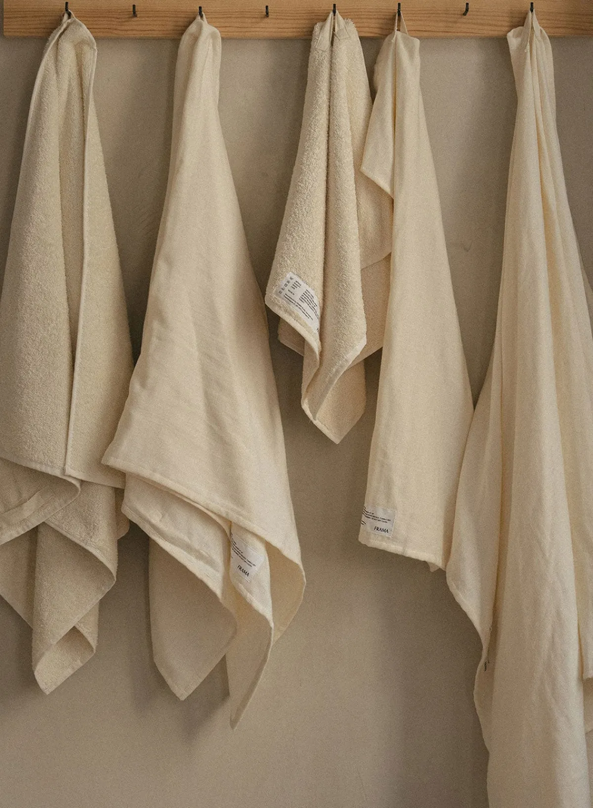 bath_towel_in_bone_white__3-1.webp SUSAN BIJL Bath Towel In Bone White, Light< Textiel
