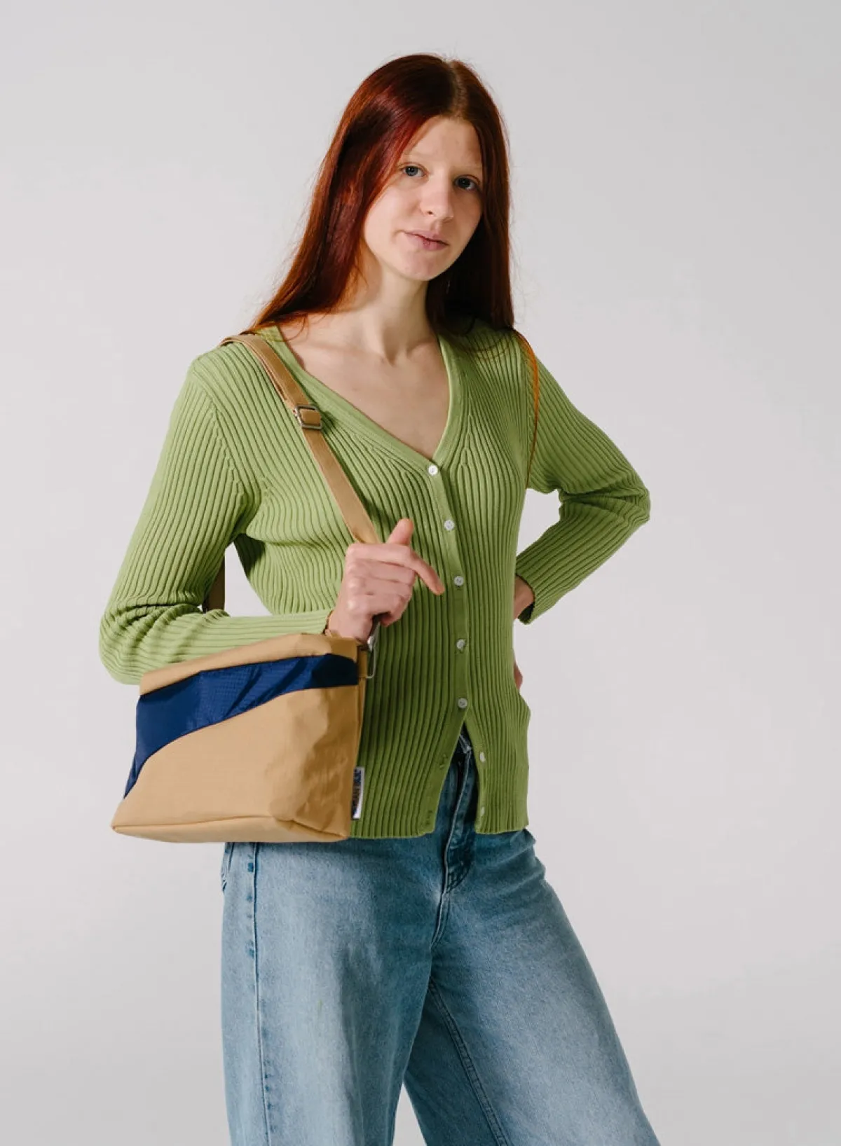camel__navy_medium_1-2.webp SUSAN BIJL Camel & Navy MEDIUM< The New Bum Bag