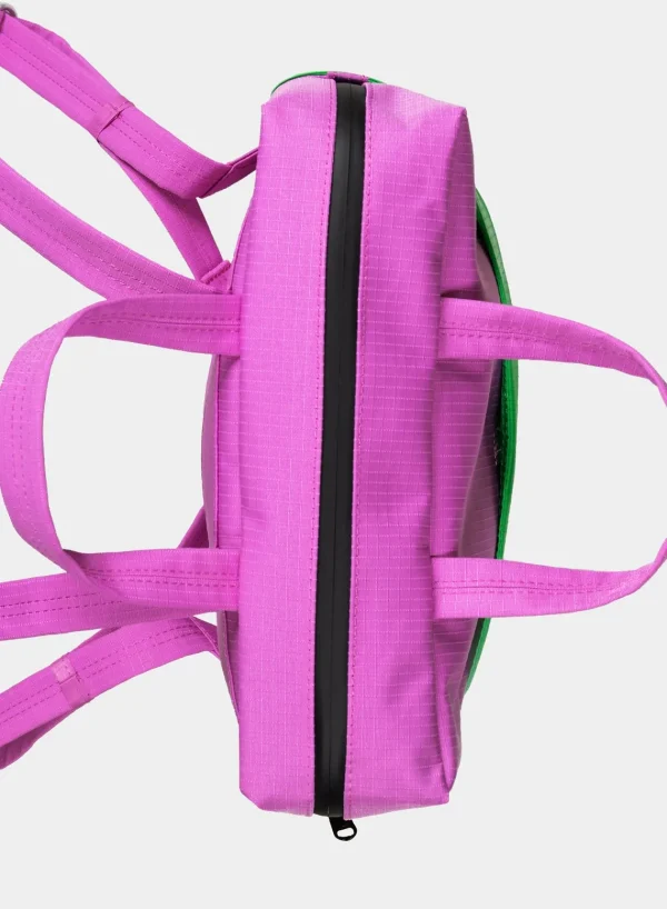 SUSAN BIJL Echo & Greenscreen< The New Backpack