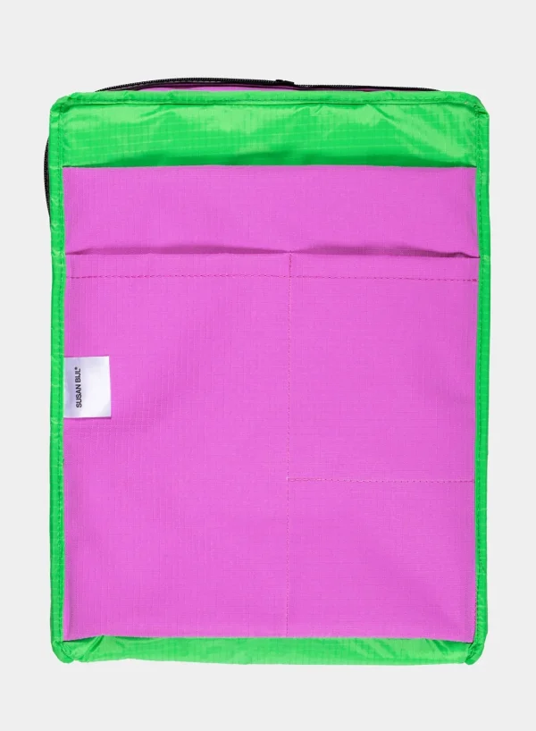 SUSAN BIJL Echo & Greenscreen< The New Backpack
