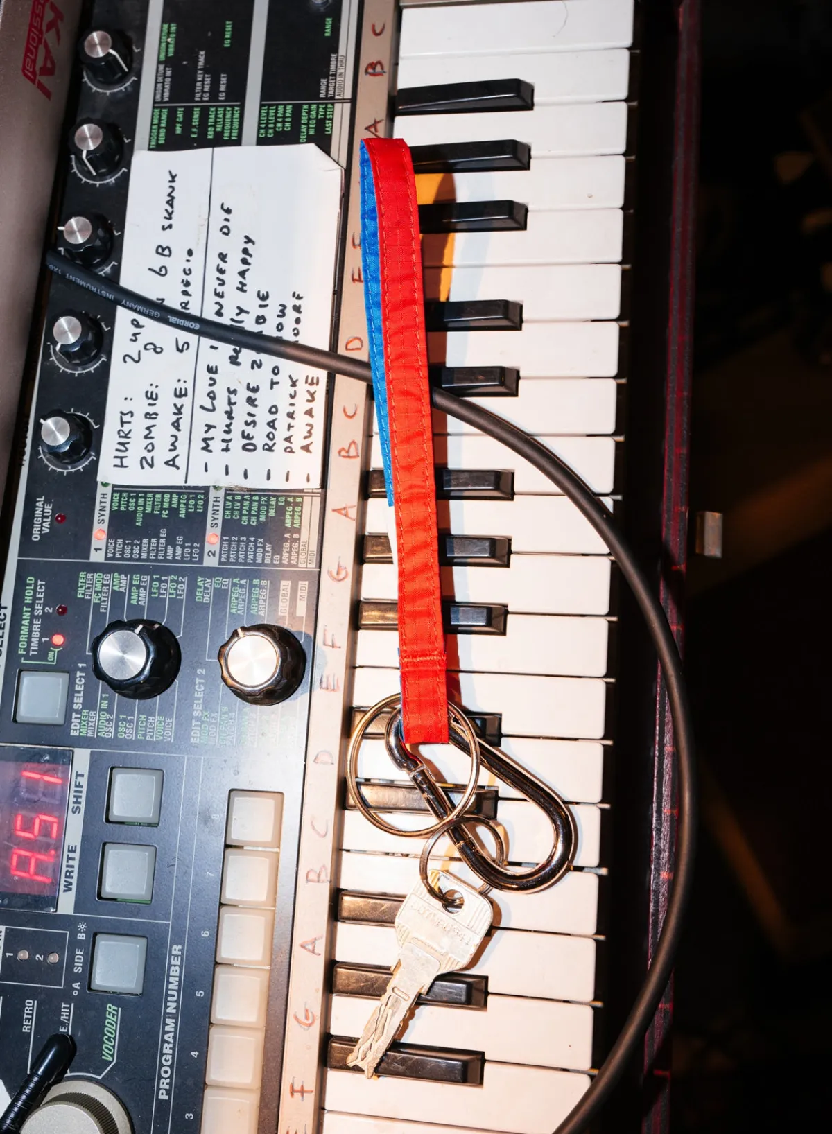 red_alert__wave_1.webp SUSAN BIJL Red Alert & Wave< The New Keychain