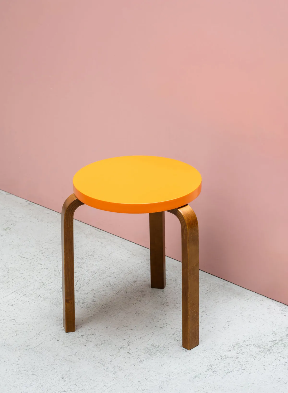 stool__legs_walnut_seat_o_0.webp SUSAN BIJL Stool 60, Legs Walnut, Seat Orange< Meubels